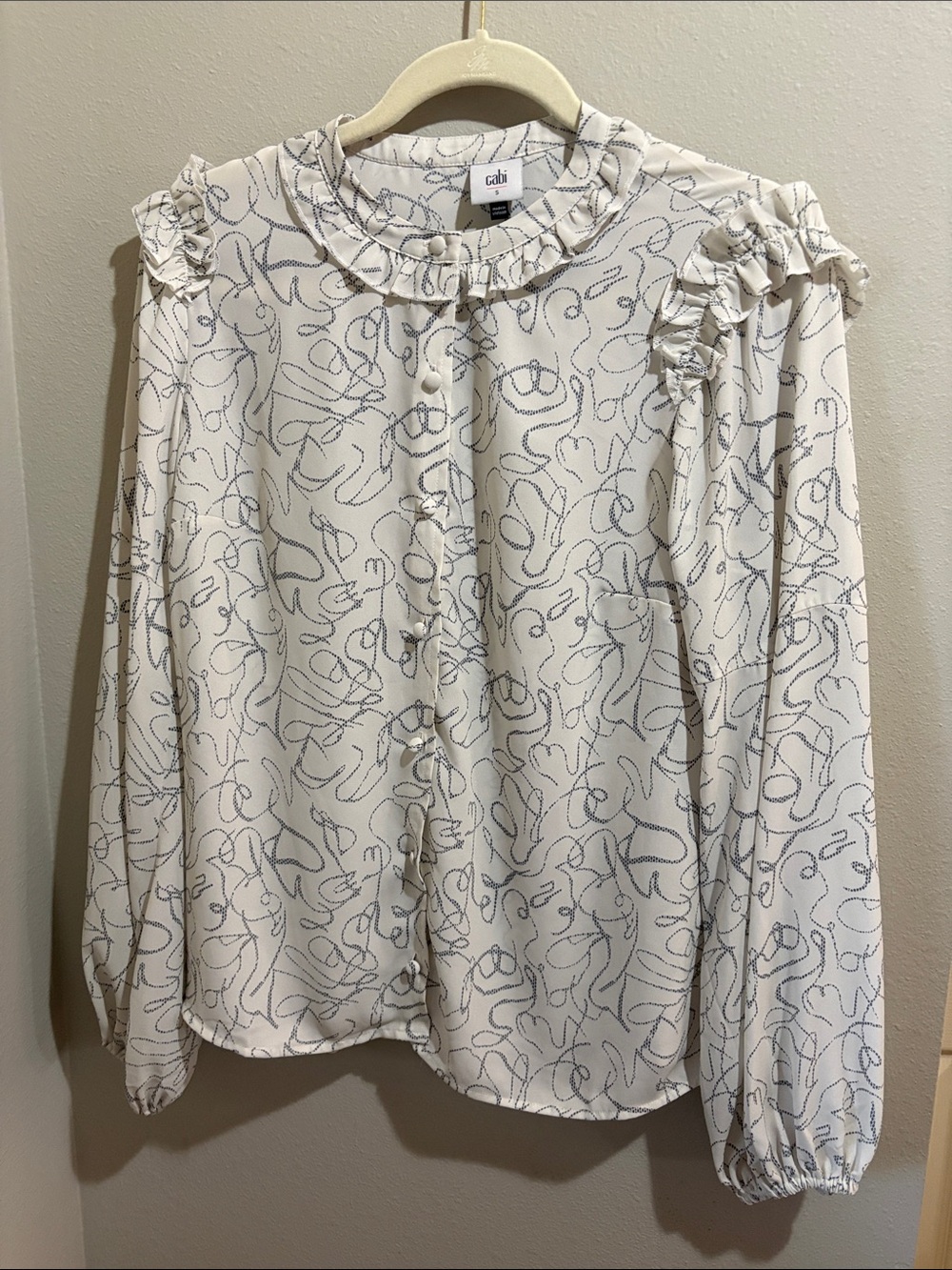Cabi Women's Cream Ruffle Collar Printed Blouse (small)